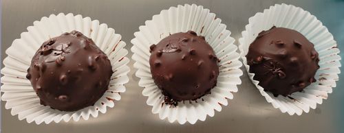 บล็อกบริษัทล่าสุดเกี่ยวกับ เทคโนโลยีเคลือบช็อกโกแลตและถั่วลิสงพร้อมกันแบบใหม่ ช่วยแก้ปัญหาการผลิตโมจิได้สำเร็จ